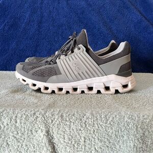 On Running Cloudswift Men's Size 9.5 Gray and White Running Shoes